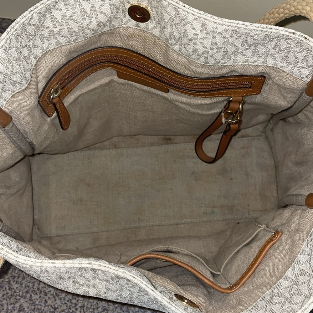 Michael kors purse - Picture 6 of 7